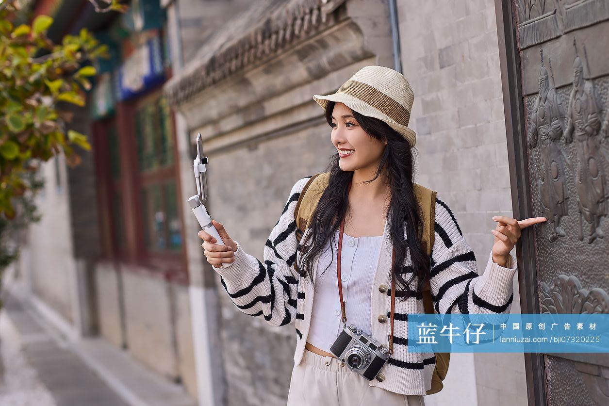 快乐的年轻女性在北京旅游