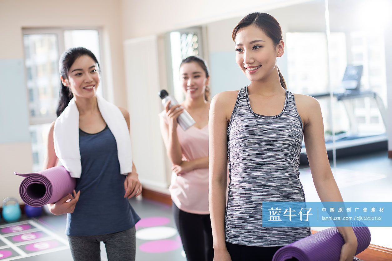 年轻闺蜜健身训练结束