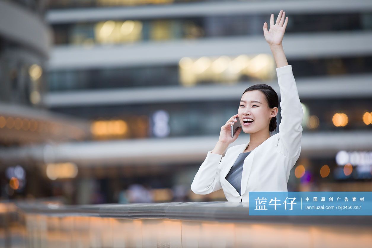商务女士打电话