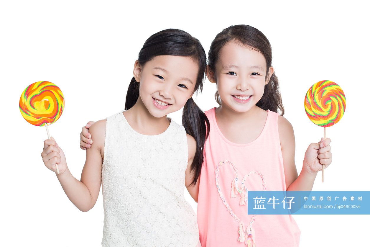 快乐的女孩拿着棒棒糖