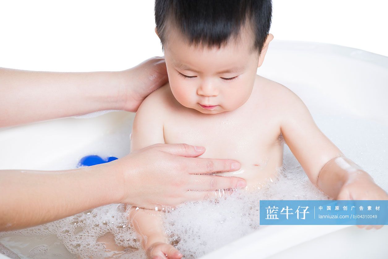妈妈给宝宝洗澡