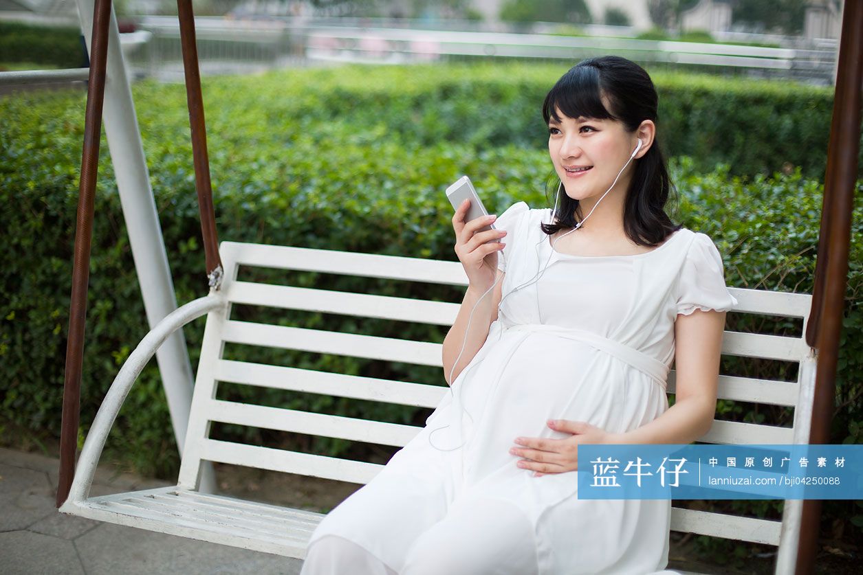 孕妇在摇椅上听音乐