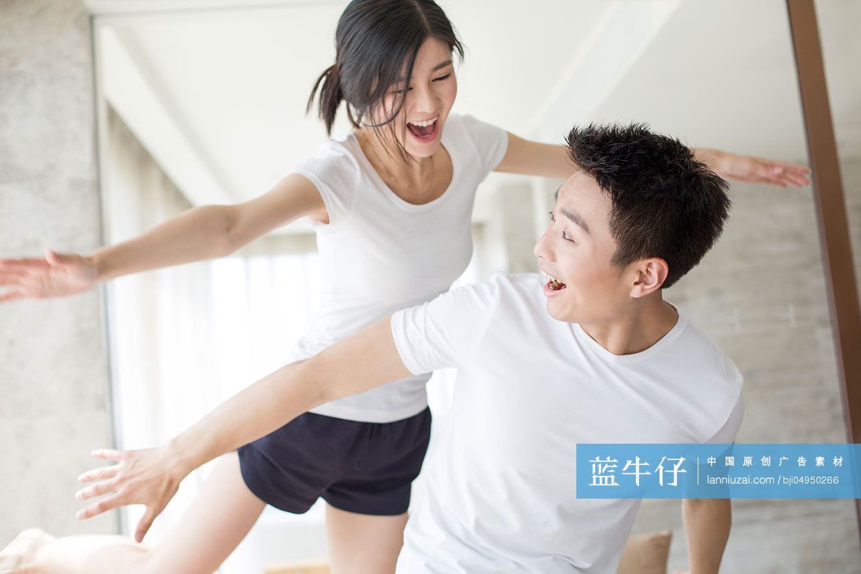 快乐的年轻夫妇在家放松-蓝牛仔影像-中国原创广告影像素材