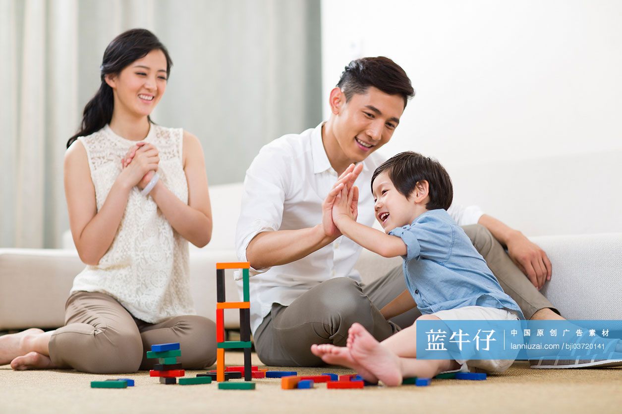 一家人摆积木