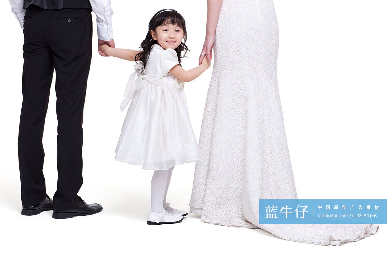 快乐小女孩牵着父母的手