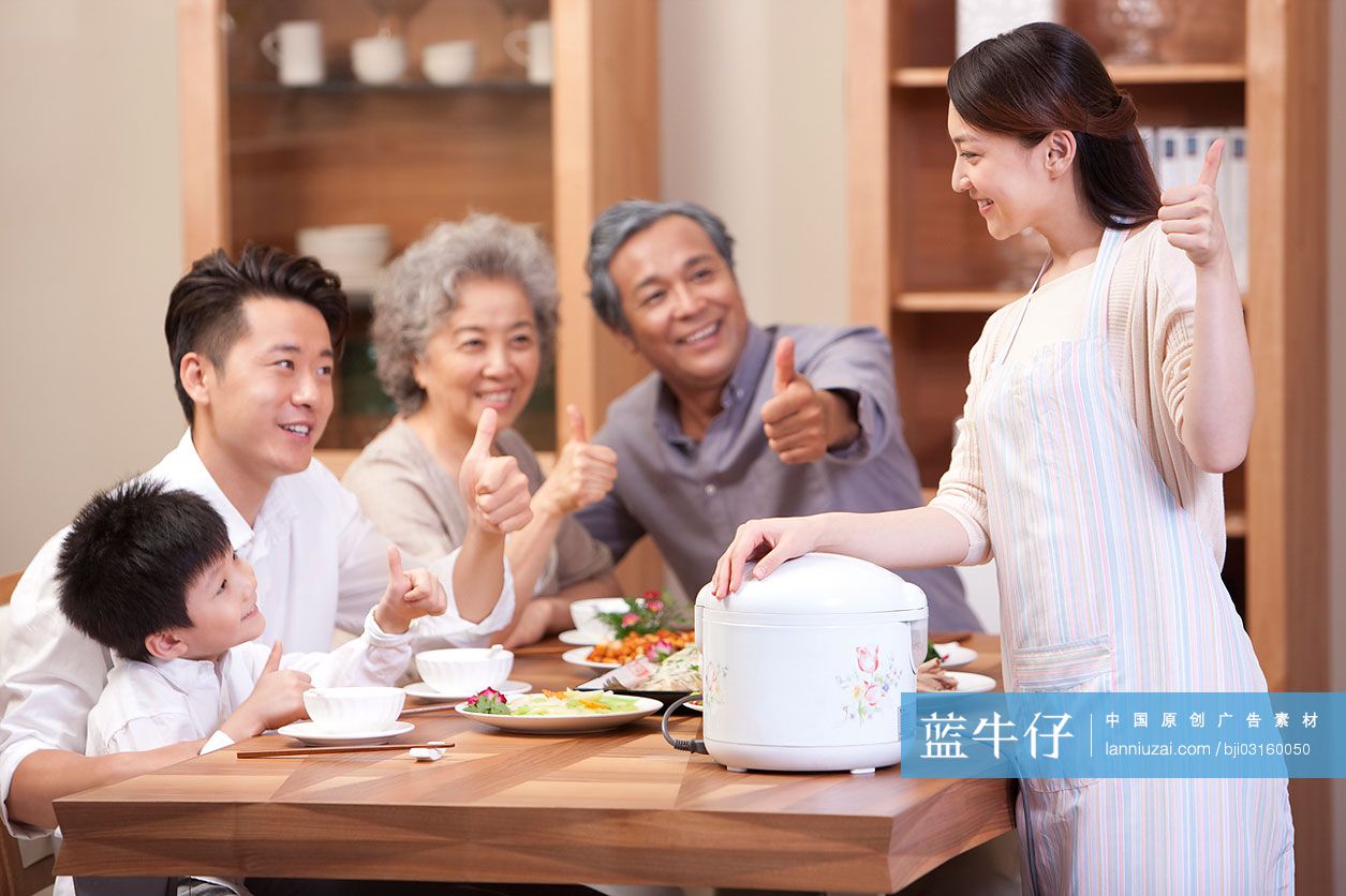 一家人竖起大拇指