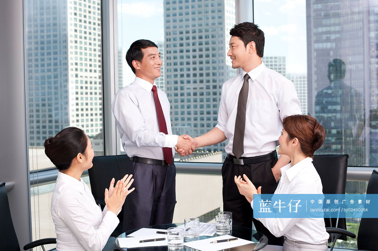 商务人士达成合作
