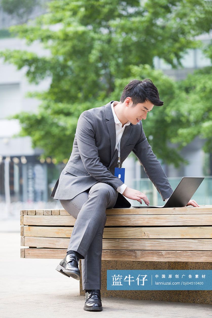 年轻商务男士户外办公