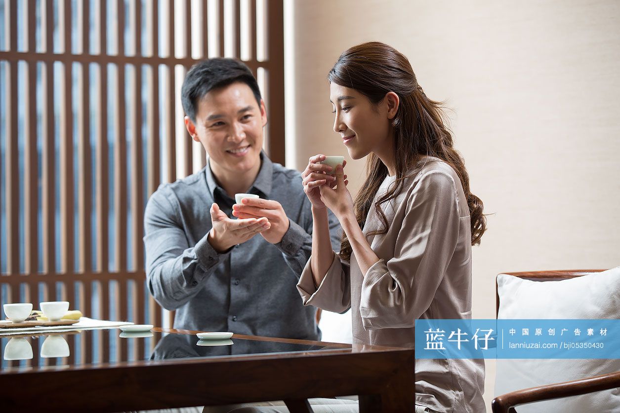 开心的夫妇在一起品茶-蓝牛仔影像-中国原创广告影像素材