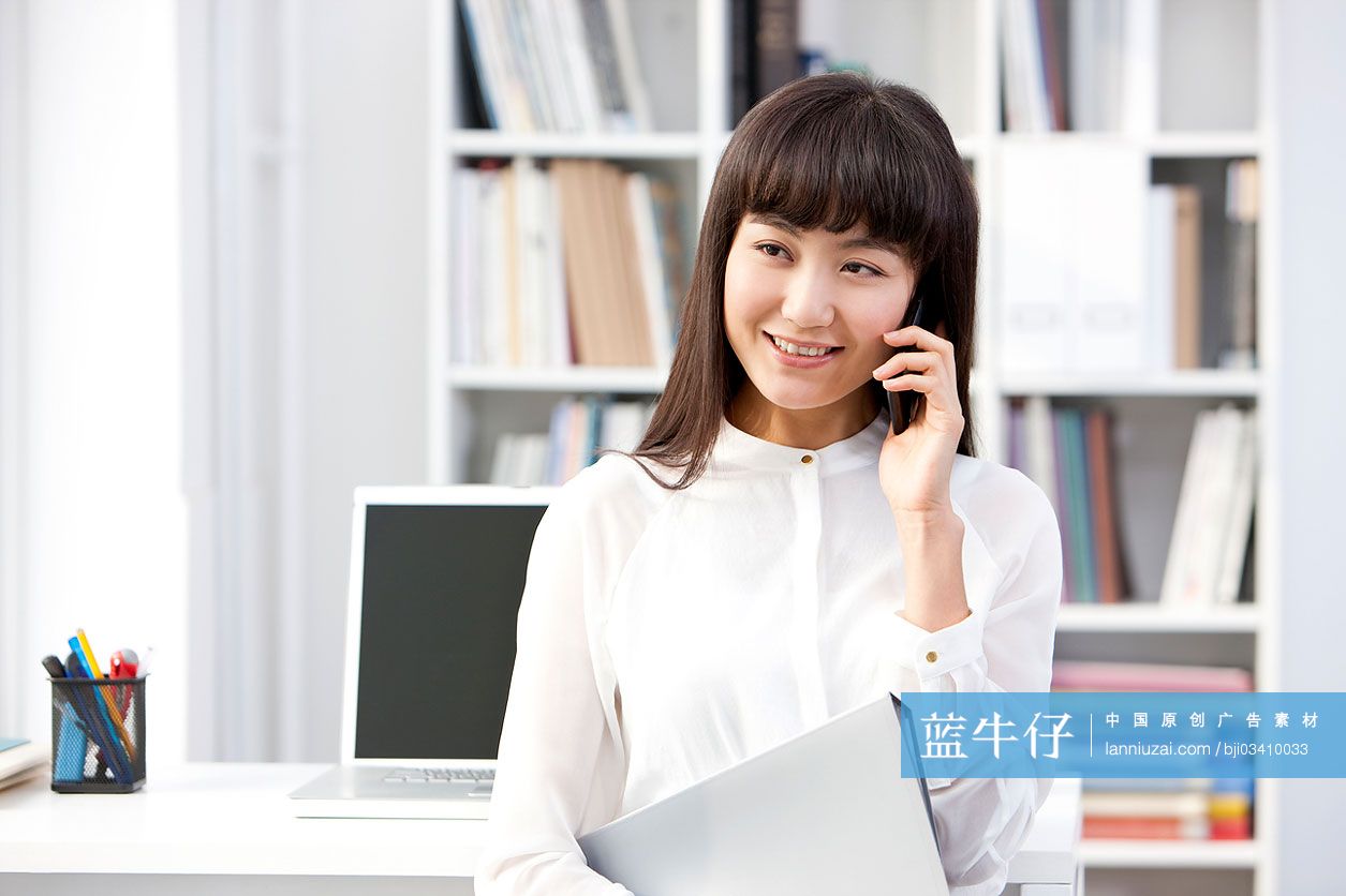 办公室女职员打电话