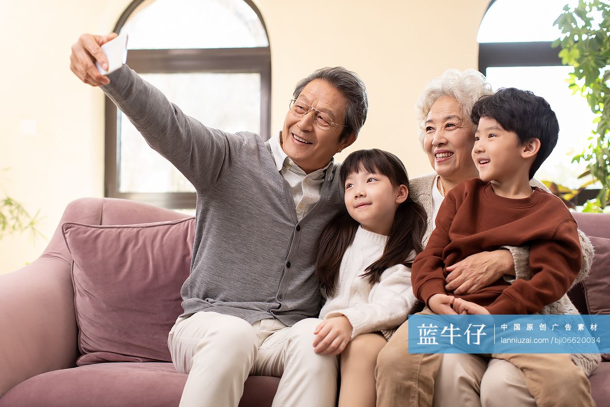 爷爷奶奶和孙子孙女用手机自拍