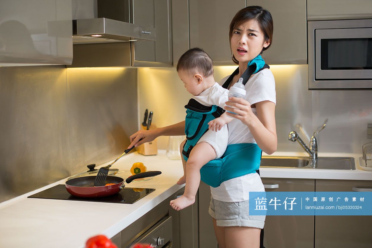 年轻妈妈在厨房做饭