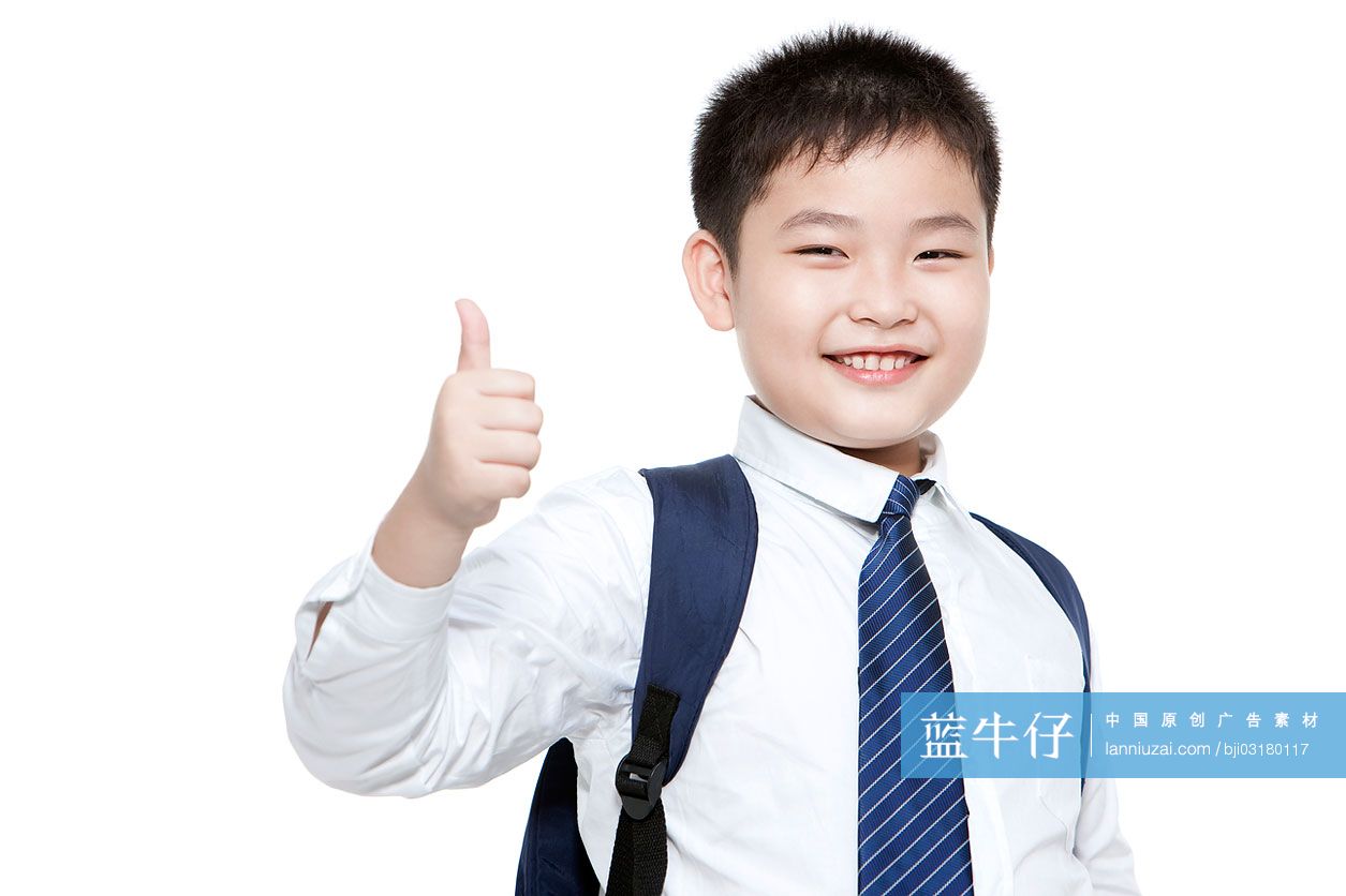 自信的小学男生竖大拇指