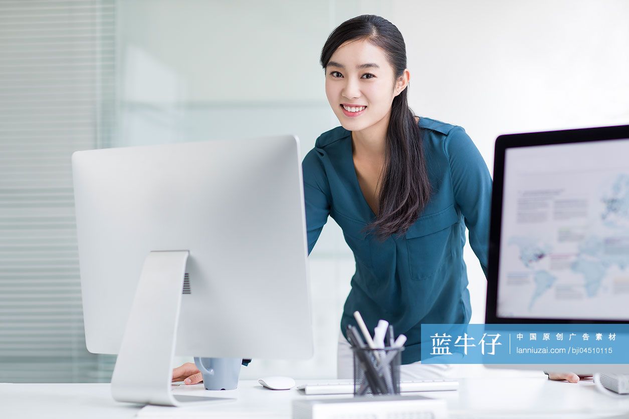 年轻商务女士在办公室使用电脑