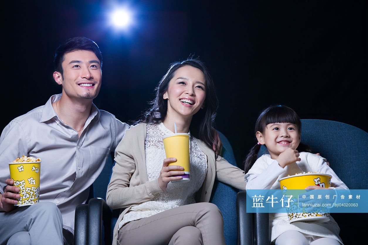 一家人在影院看电影