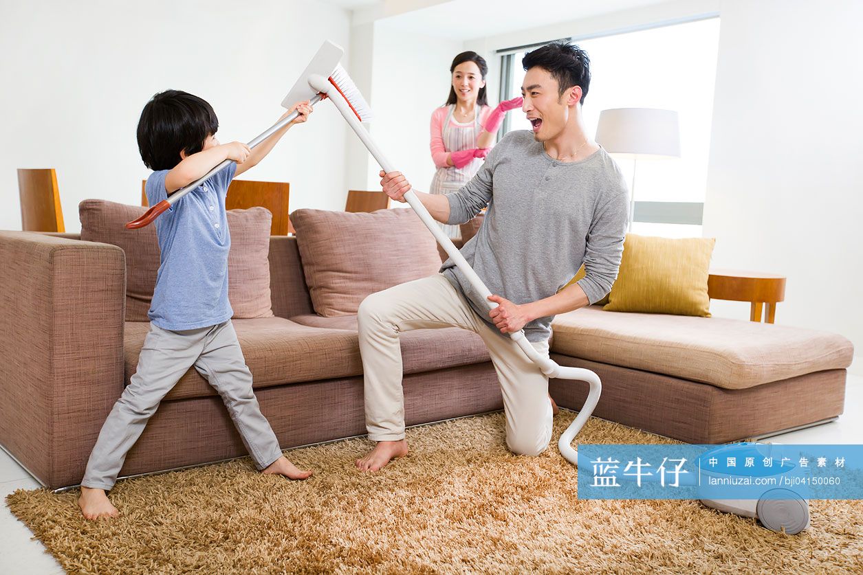 一家人打扫卫生