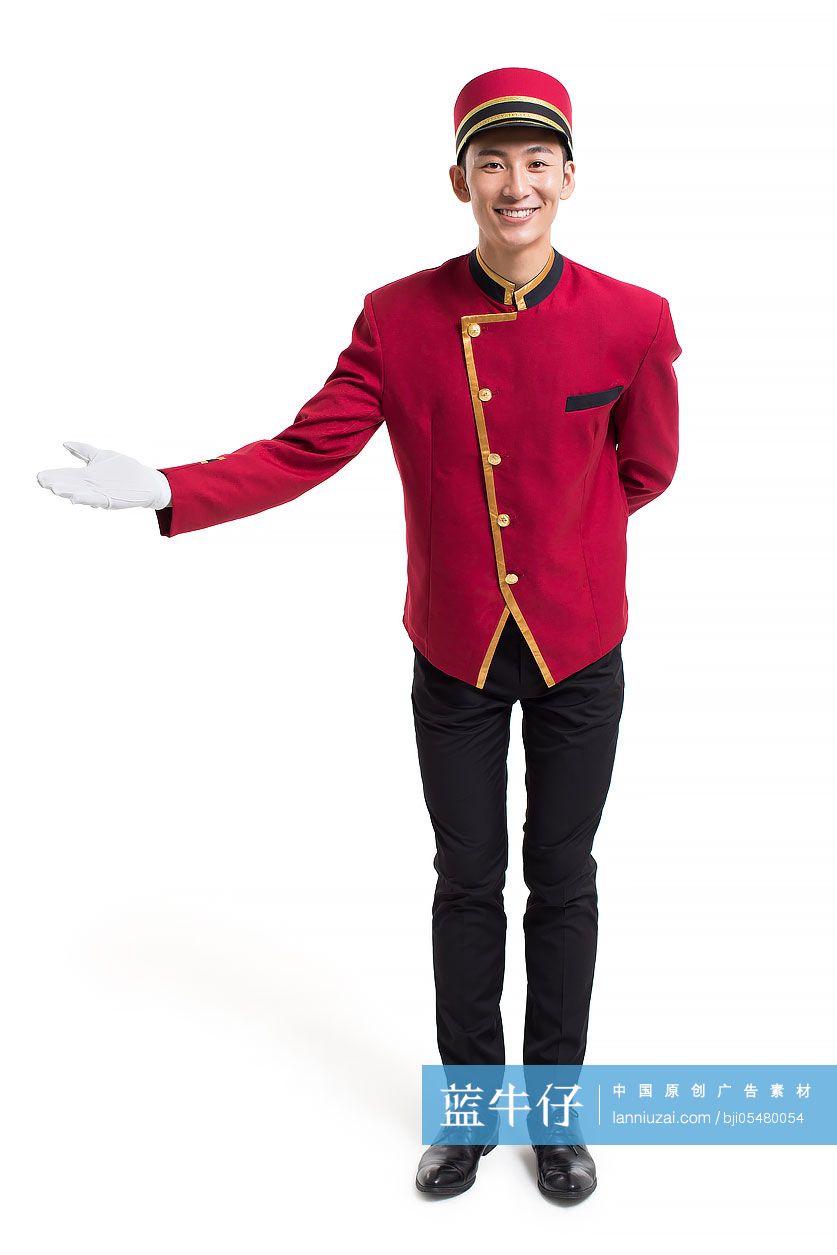 酒店门童做出欢迎手势