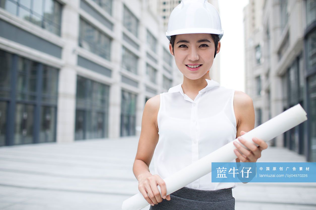 女建筑设计师拿着蓝图的肖像