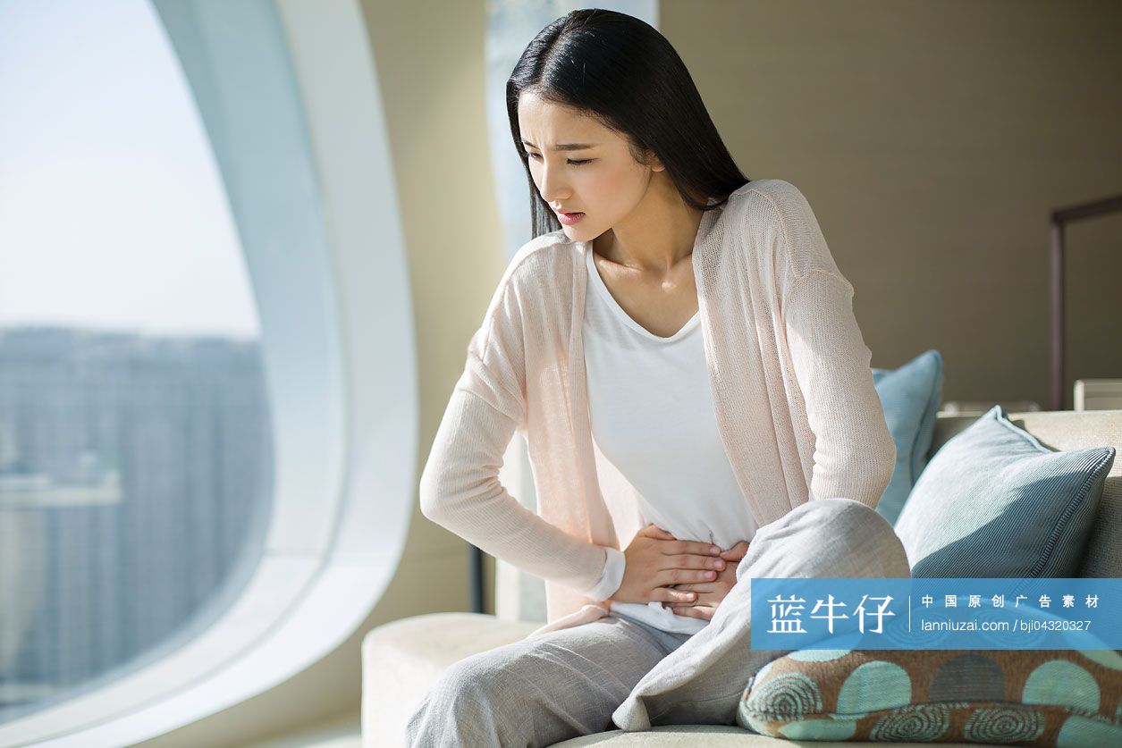 年轻女子肚子疼