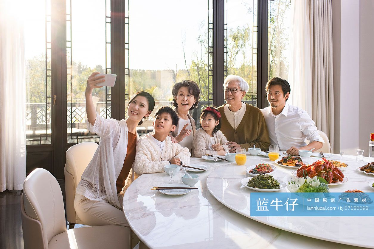 快乐家庭吃年夜饭