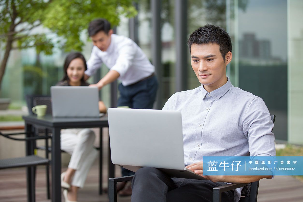商务男士在户外使用笔记本电脑