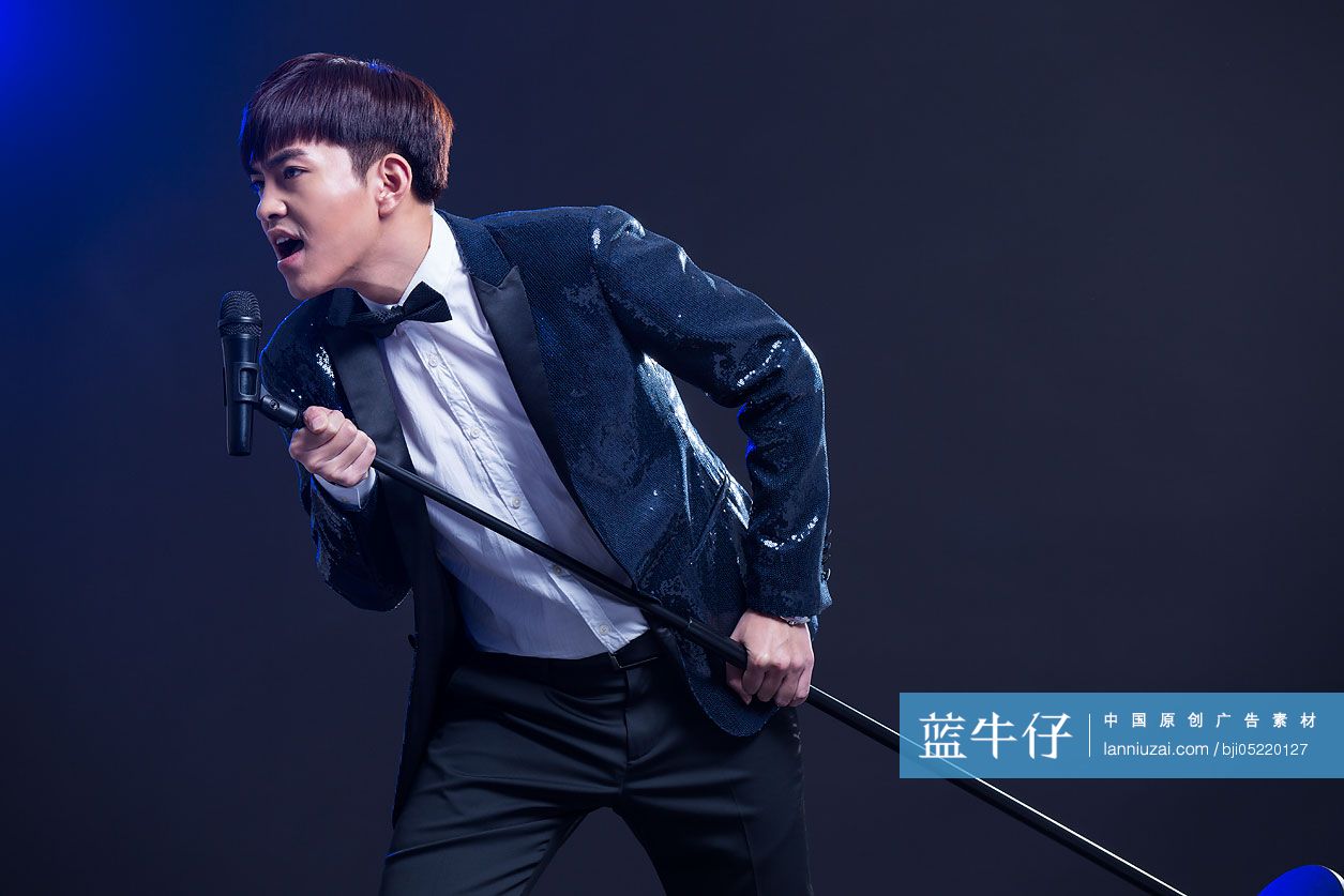 快乐男生拿着麦克风唱歌-蓝牛仔影像-中国原创广告影像素材