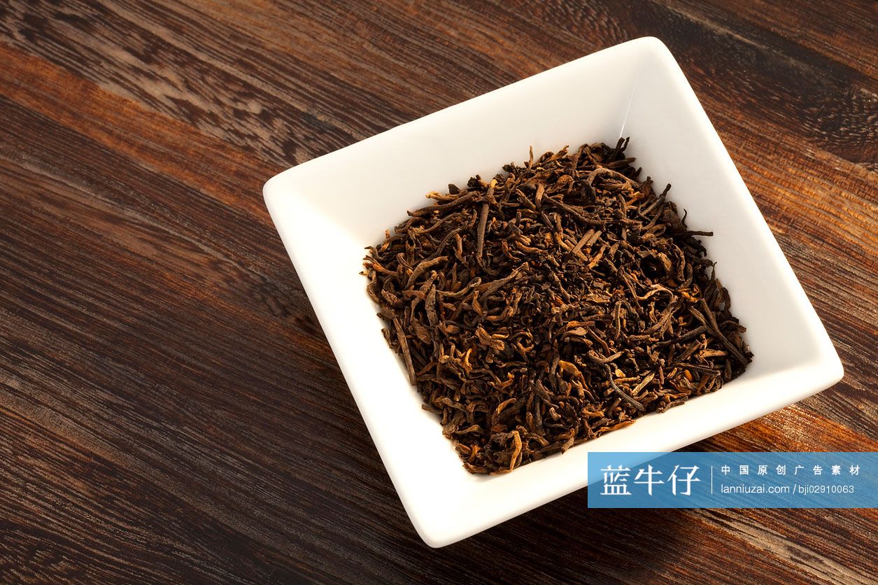 桌子上的茶具和茶叶