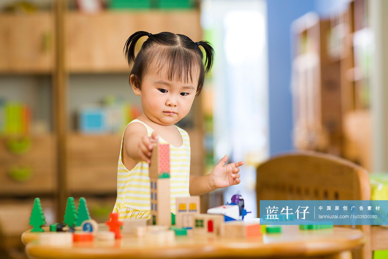 可爱小女孩玩玩具