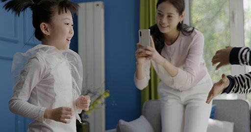 妈妈拍摄她的孩子们跳舞