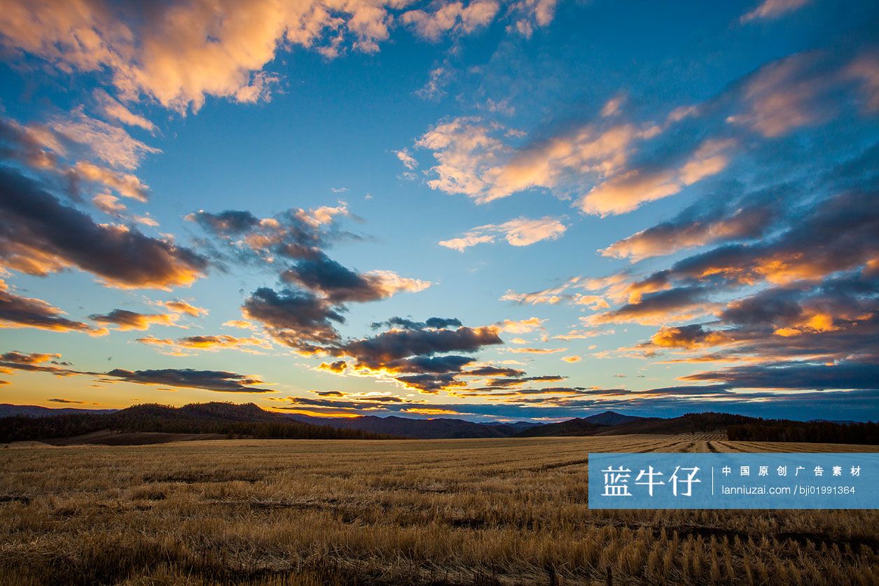 火烧云下的麦茬地