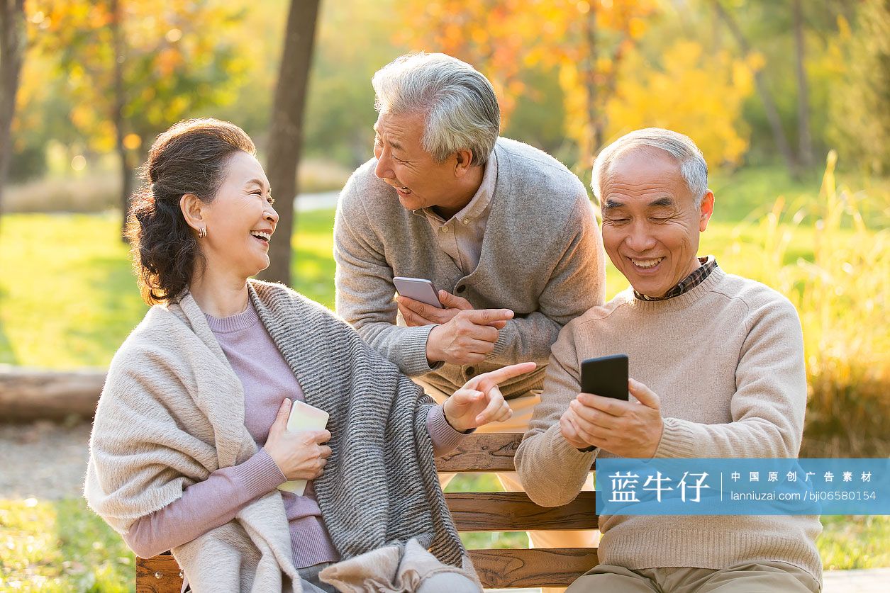 老年人在公园使用手机