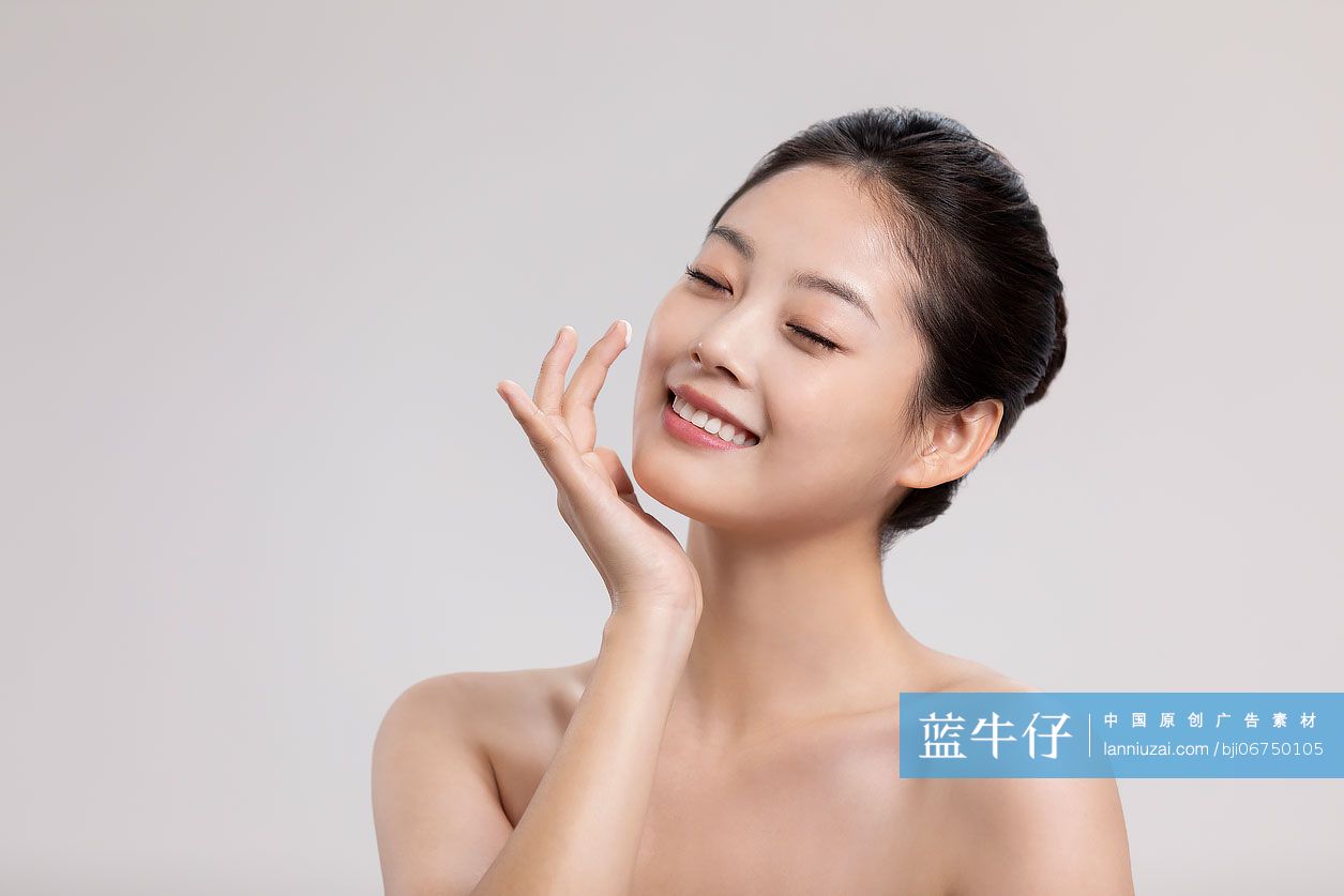 年轻女子涂抹护肤品