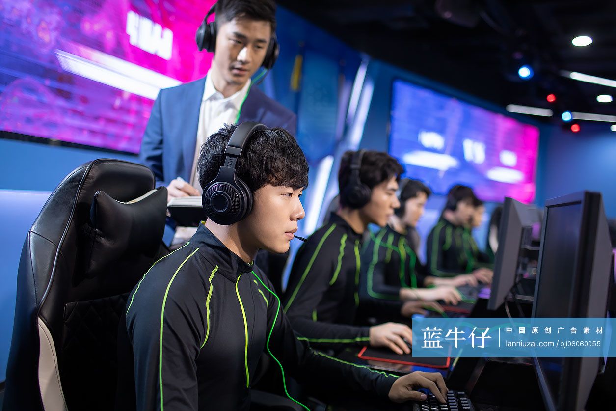 电竞教练指导队员