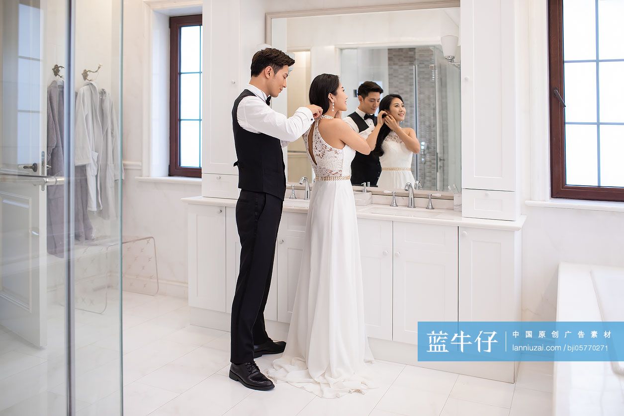 年轻夫妇在浴室打扮穿衣服