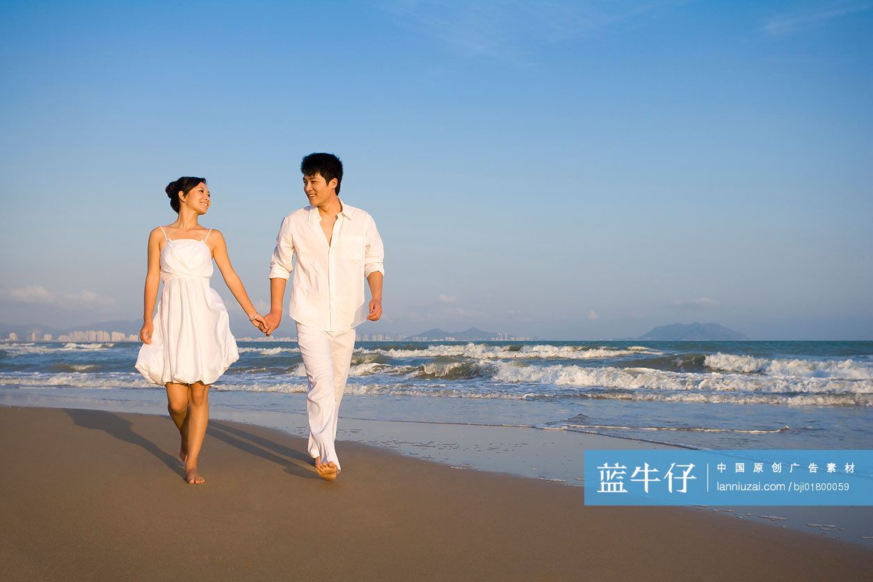 青年男女海边散步