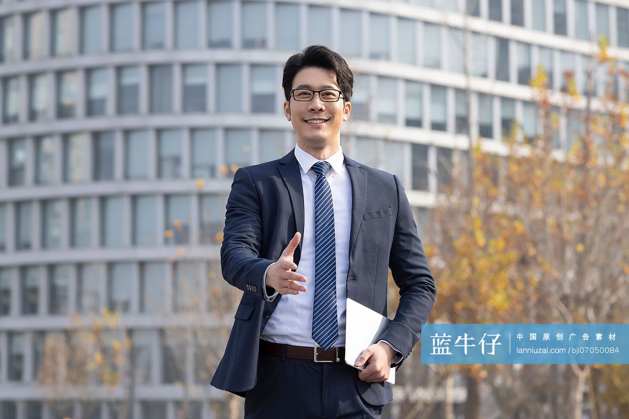自信的商务男士握手问候