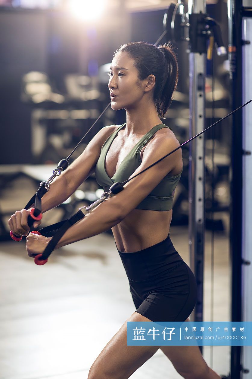 年轻女士在健身房健身