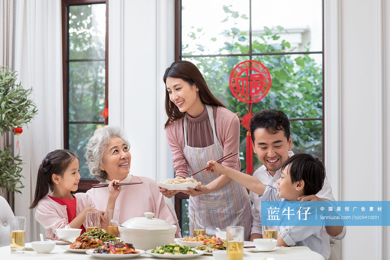 幸福家庭吃新年团圆饭