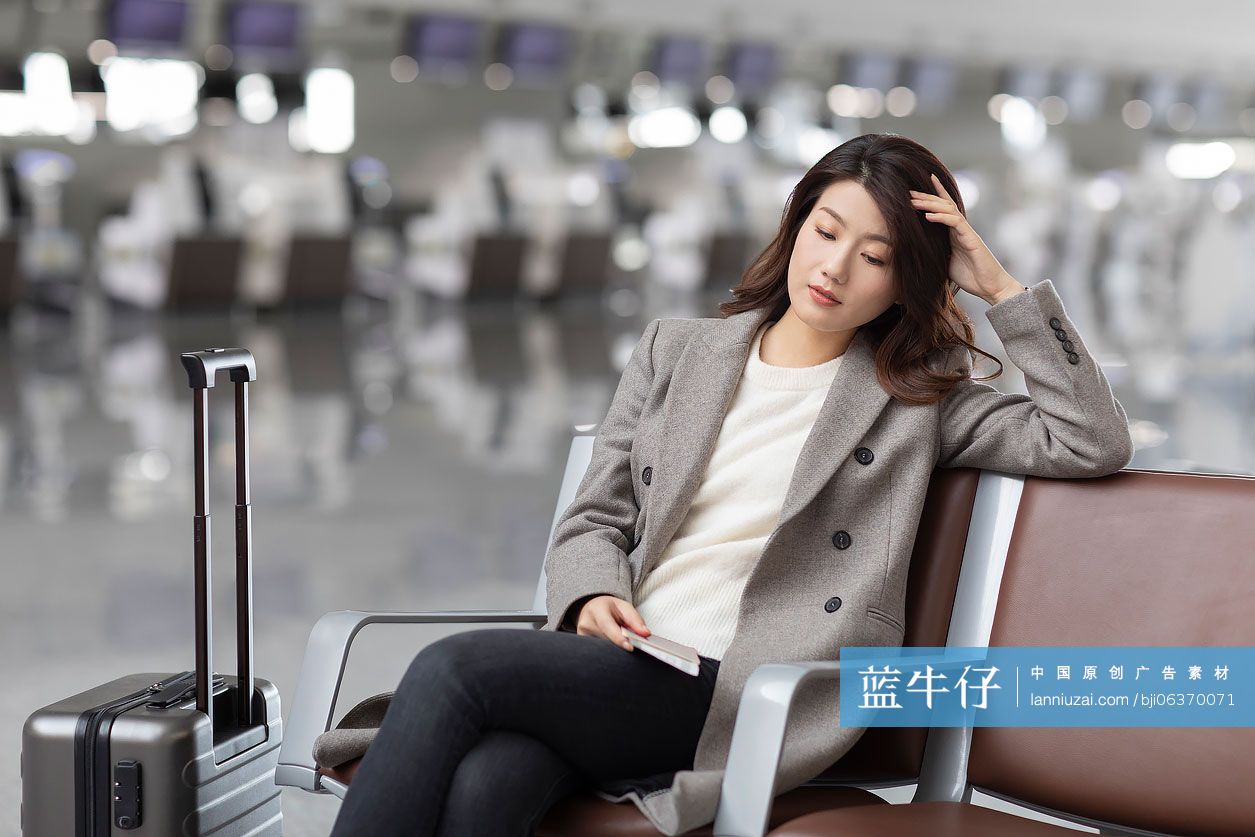 年轻女子在机场候机