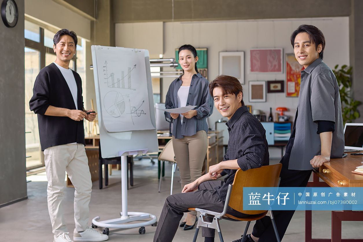 公司团队成员在进行工作讨论