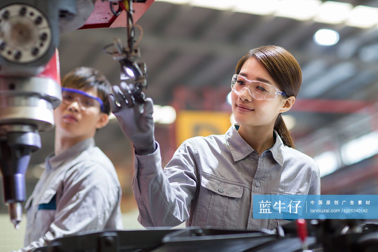 年轻工程师在工厂工作