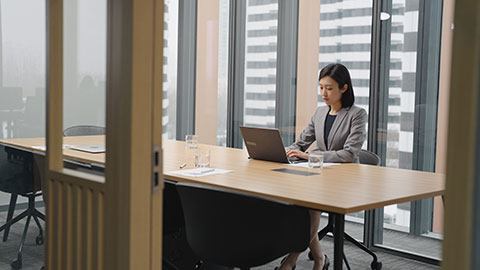 Young Chinese businesswoman using laptop in meeting room,4K