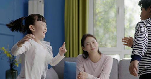 妈妈看自己孩子们跳舞