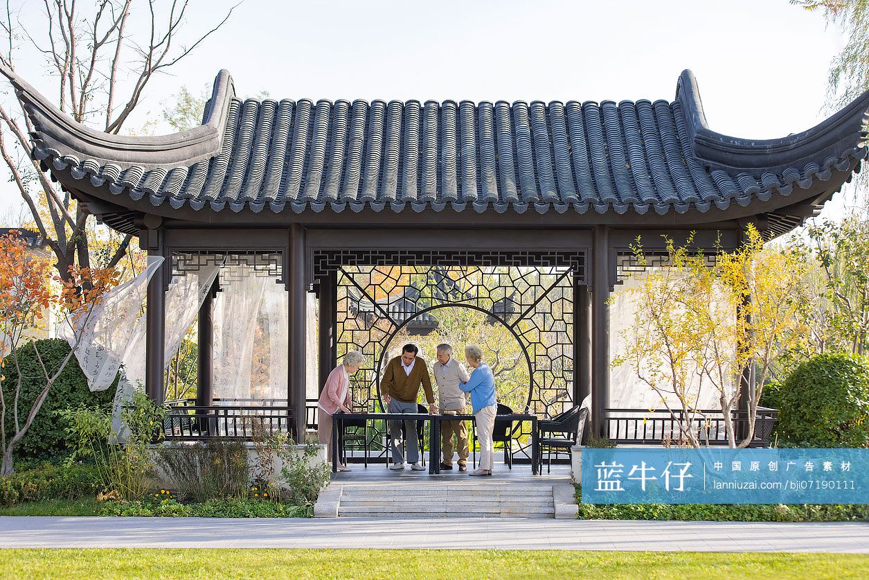 老年朋友们画国画