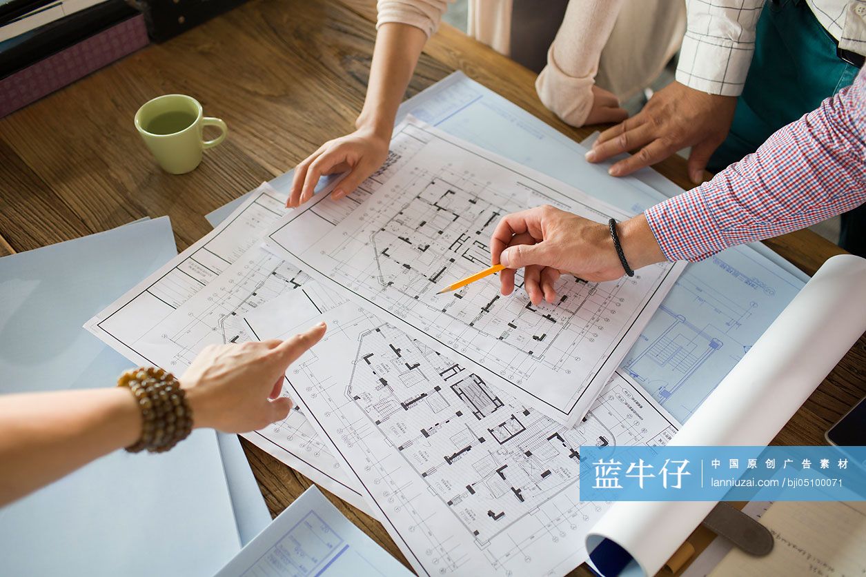 建筑设计团队在办公室讨论工作