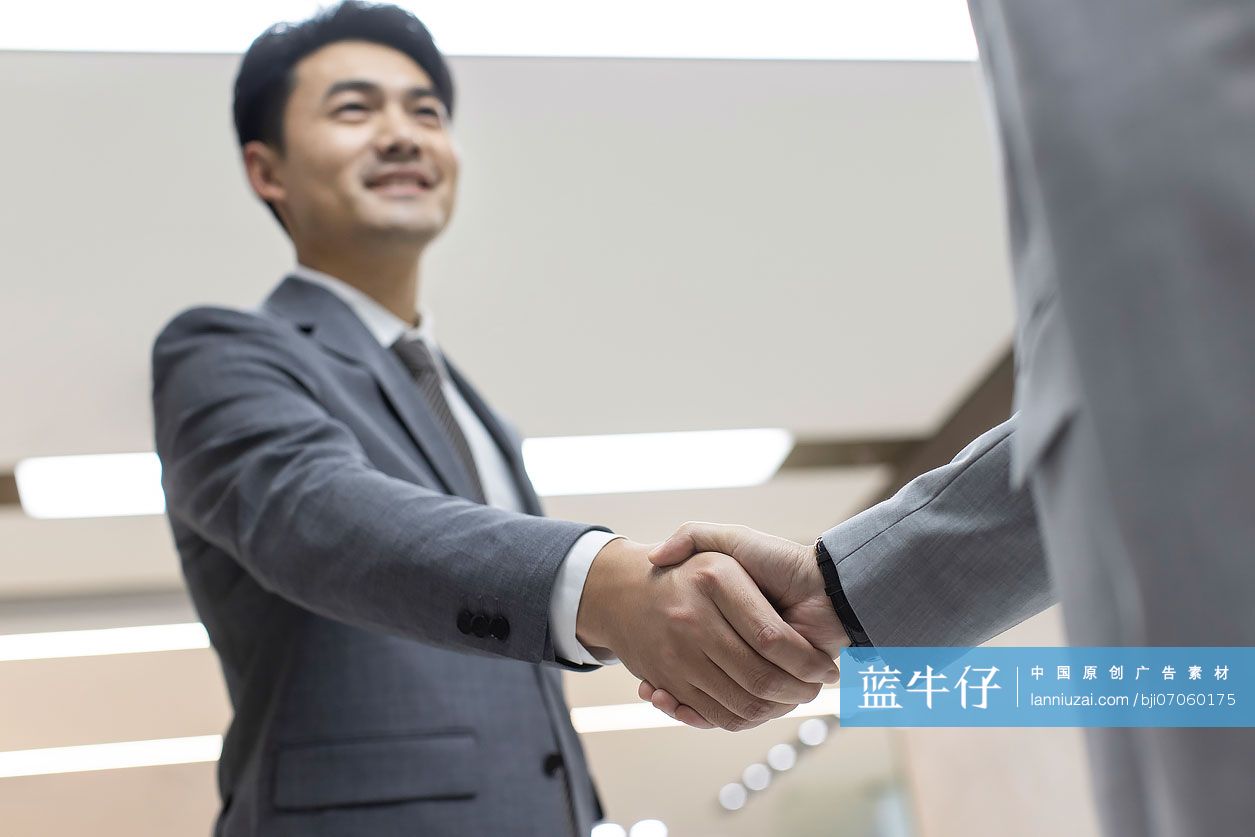 成功商务人士握手问候