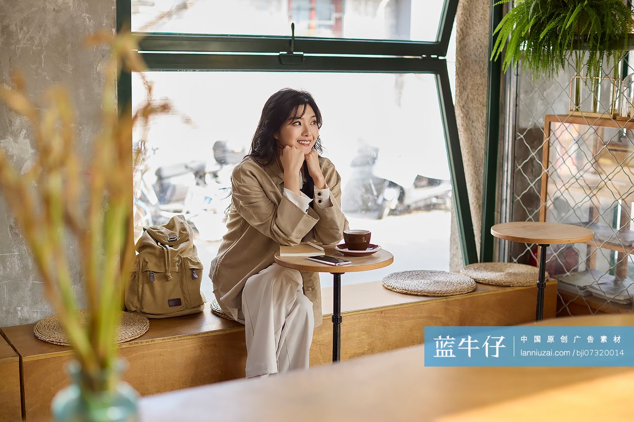 文艺女青年在咖啡馆看书