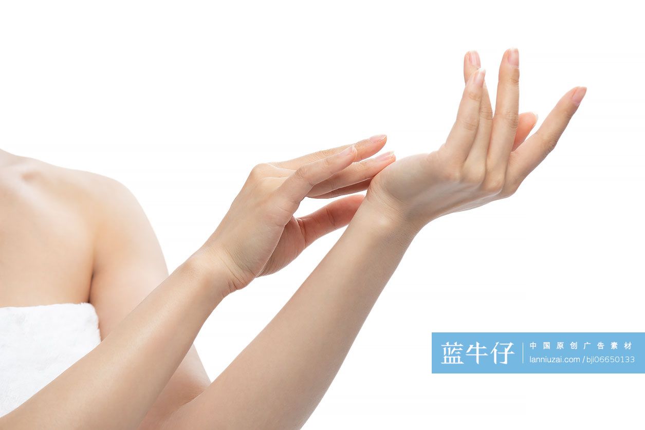 年轻女子涂抹护手霜