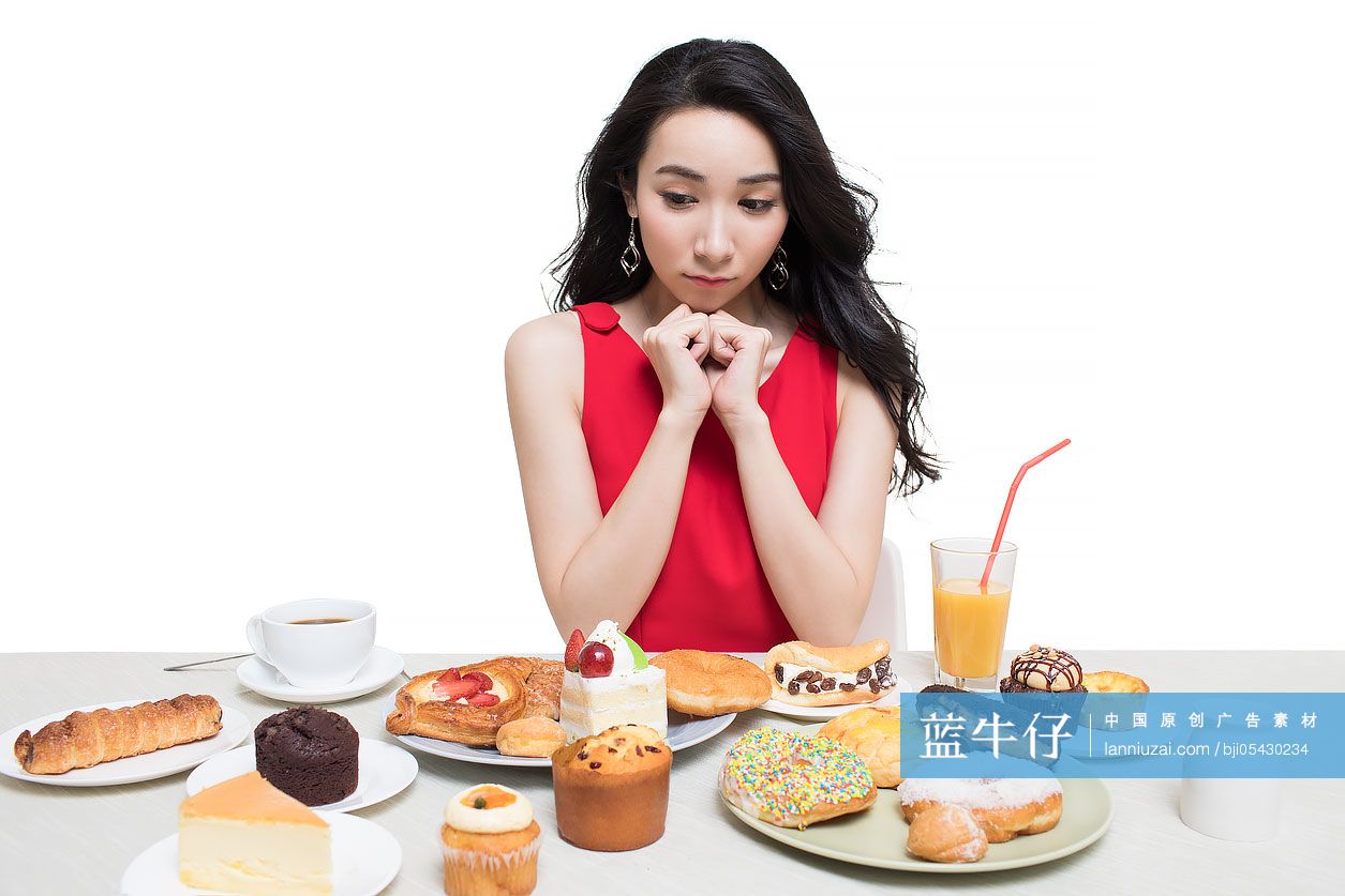 年轻时尚女性吃甜点-蓝牛仔影像-中国原创广告影像素材