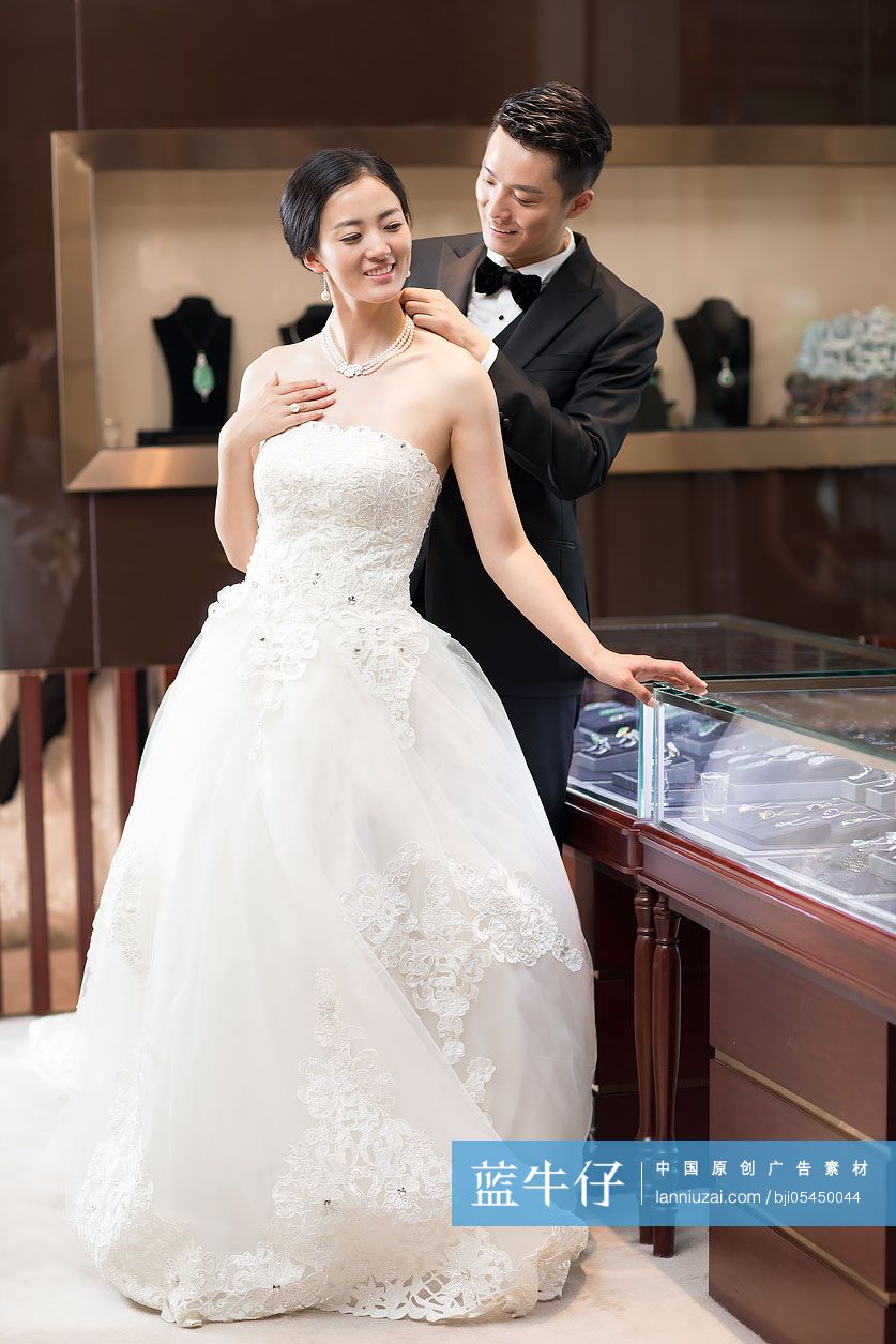 幸福的新郎为新娘戴珍珠项链